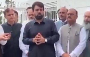 میں تیرے اندر گھس جاؤں گا،، تحریک انصاف کے رہنما شاہد خٹک نے پی ٹی آئی ورکر اور یوٹیوبر حیدر سعید کا کیمرہ توڑ دیا