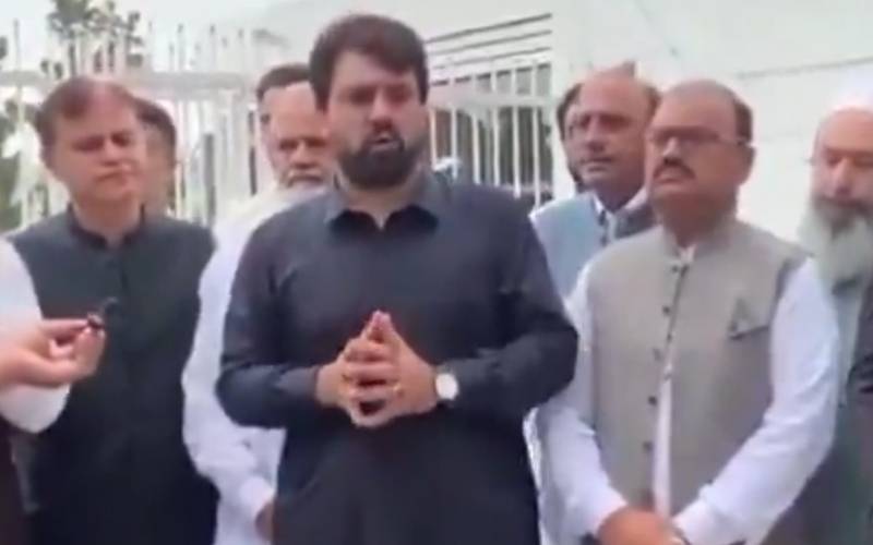 میں تیرے اندر گھس جاؤں گا،، تحریک انصاف کے رہنما شاہد خٹک نے پی ٹی آئی ورکر اور یوٹیوبر حیدر سعید کا کیمرہ توڑ دیا