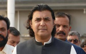 اپوزیشن لیڈر اور ساتھی کل سے محبوس ہیں، مجھے بھلے نہ جانے دیں، پھر بھی ان کے لیے کھانے پینے کی اشیاء جانے دیں: پارلیمنٹ کے باہر پولیس نے مصطفیٰ نواز کھوکھر کو بھی روک لیا