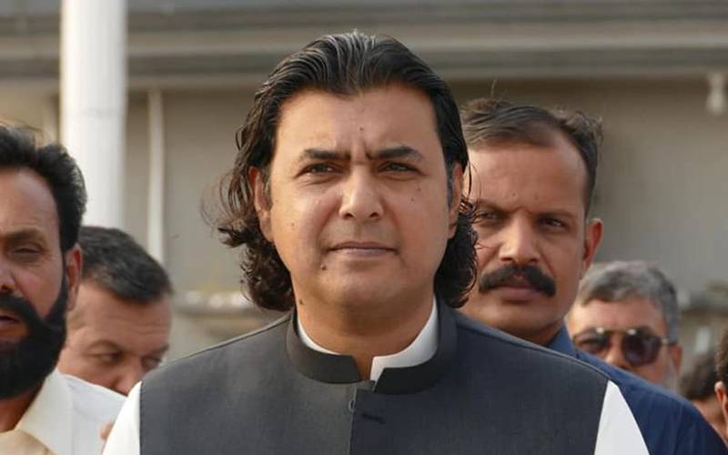 اپوزیشن لیڈر اور ساتھی کل سے محبوس ہیں، مجھے بھلے نہ جانے دیں، پھر بھی ان کے لیے کھانے پینے کی اشیاء جانے دیں: پارلیمنٹ کے باہر پولیس نے مصطفیٰ نواز کھوکھر کو بھی روک لیا