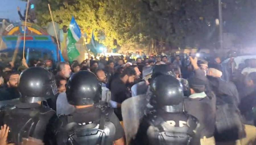 جماعت اسلامی کی سندھ اسمبلی کے سامنے دھرنے کی کوشش، پولیس کا ورکرز پر لاٹھی چارج اور شیلنگ