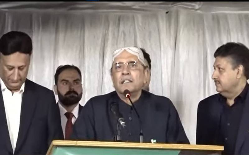 شہباز شریف اور مریم نواز کے ساتھ چلنے کا ارادہ، بانی جیل نہیں کاٹ سکتے تو کوئی آسان کام کر لیں: آصف زرداری