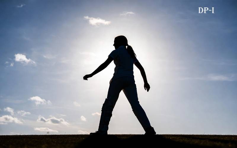 وزیرستان کی کمسن بچی کی باؤلنگ کی دھوم، جاوید آفریدی نے اپنی لیگ میں شامل کر لیا