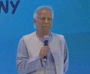 عوام زبردستی کسی کو اتاریں تو وہ ’’ذلت‘‘ ہے، لیکن جب کوئی خود مدت پوری کر کے جائے تو وہ’’ عظمت‘‘ ہے‘‘ ڈاکٹر محمد یونس کے اقتدار کی پروقار رخصتی، آنکھیں چھلک پڑیں