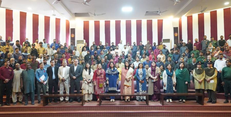 کنیئرڈکالج فار ویمن میں بین المذاہب ہم آہنگی کی تقریب، معاون عملے میں نقد تحائف کی تقسیم