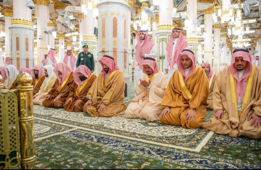 سعودی ولی عہد محمد بن سلمان کی رمضان المبارک کے پہلے جمعہ کی صبح مسجد نبوی آمد، نماز ادا کی
