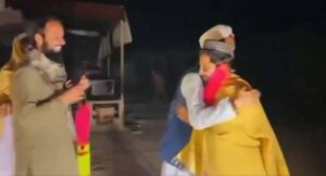 ظفران وزیر کی طالبان کی قید سے رہائی، مقامی افراد کا پھولوں کے ہار پہنا کر استقبال