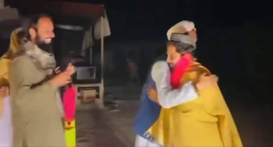 ظفران وزیر کی طالبان کی قید سے رہائی، مقامی افراد کا پھولوں کے ہار پہنا کر استقبال