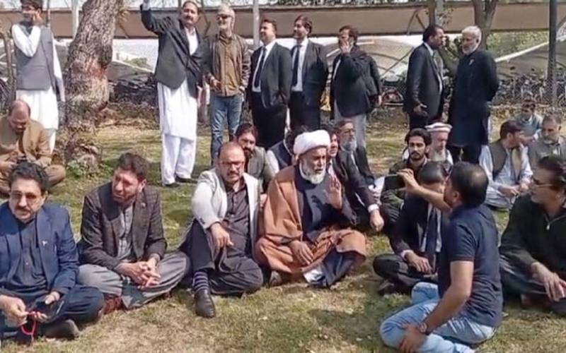 سپریم کورٹ کے باہر پاکستان تحریک انصاف کے ارکان پارلیمنٹ کا احتجاج
