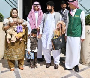 پاکستانی جڑواں بچے سرجری کے لیے سعودی عرب پہنچ گئے