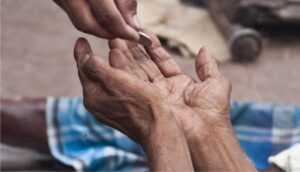 انوکھا احتجاج، چیچہ وطنی میں فقیر نے بھیک نہ ملنے پر 15 پر کال کر دی