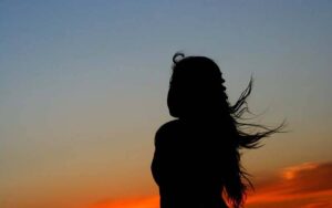 بھارت: خاتون یوٹیوبر کی خودکشی، جان لینے سے قبل والدہ کو کیا پیغام بھیجا؟