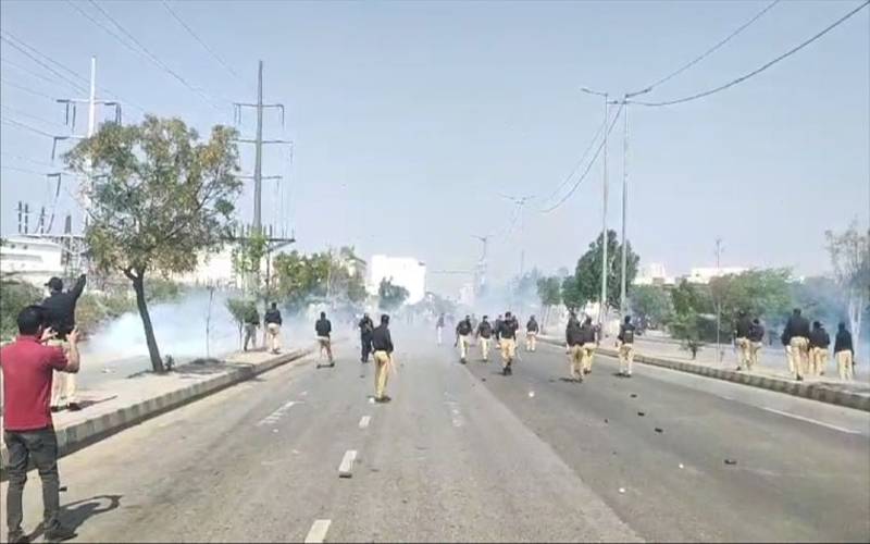 کراچی اور لاہور میں امریکی قونصل خانوں کے باہر احتجاج، پولیس نے پیچھے دھکیل دیا