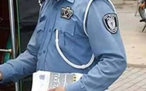 قانون کی خلاف ورزی ٹریفک پولیس وارڈن کو مہنگی پڑ گئی