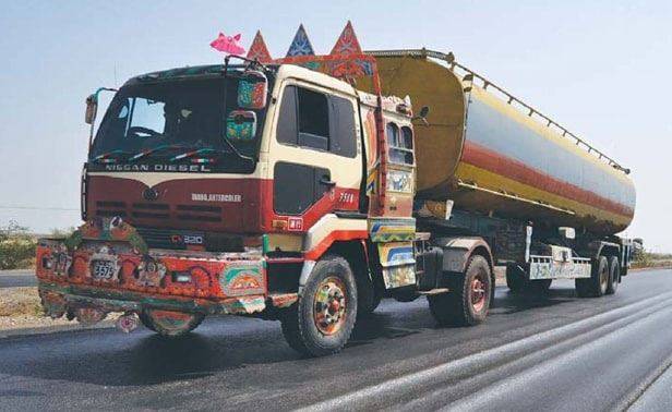 سرگودھا میں ڈاکو آئل ٹینکر سے 80 لیٹر پیٹرول لوٹ کر فرار ہو گئے۔