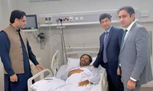دبئی میں گرنے والے میزائلوں کے ملبہ گرنے سے زخمی ہونے والے پاکستانی شہریوں کی قونصل جنرل حسین محمد کی عیادت