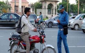 ٹریفک پولیس نے عیدالفطر تک رکشہ اور موٹر سائیکل سواروں کے چالان پر پابندی لگا دی