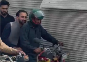 سڑک پر ٹریفک بلاک، میٹنگ میں پہنچنے کے لیے پاکستان کرپٹو کونسل کے چیف ایگزیکٹو بلال بن ثاقب موٹرسائیکل والے سے لفٹ مانگ کر روانہ ہوگئے، لوگ سادگی کی داد دینے پر مجبور