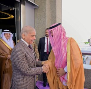 وزیراعظم شہباز شریف سرکاری دورے پر سعودی عرب پہنچ گئے، ڈپٹی گورنر پرنس سعود بن مشعل بن عبدالعزیز نے استقبال کیا