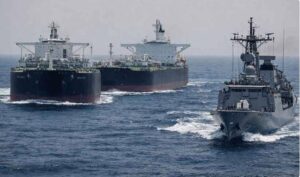 متحدہ عرب امارات سے تیل کے دو جہاز پاک بحریہ کے حفاظتی حصار میں کراچی پہنچ گئے