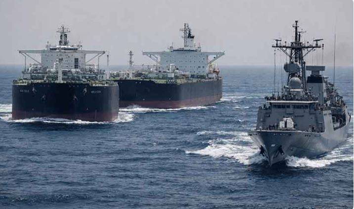 متحدہ عرب امارات سے تیل کے دو جہاز پاک بحریہ کے حفاظتی حصار میں کراچی پہنچ گئے