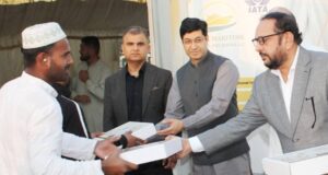 پاکستان قونصلیٹ دبئی کے قونصل جنرل اور سٹاف کا رمضان افطار ٹینٹ کا دورہ، پاکستانی کاروباری ادارے فلاح و بہبود میں اپنا حصہ ڈال رہے ہیں، قونصل جنرل