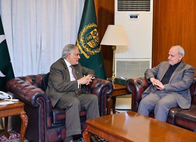 ایرانی سفیر کی نائب وزیراعظم اسحاق ڈار سے ملاقات، مشکل وقت میں پاکستان سے ملنے والی بھرپور اخلاقی حمایت پر شکریہ ادا کیا