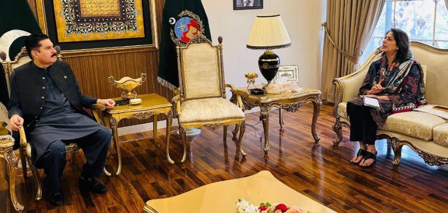 گورنر خیبرپختونخوا فیصل کریم کنڈی سے چیئرپرسن پیمرا عنبرین جان کی ملاقات