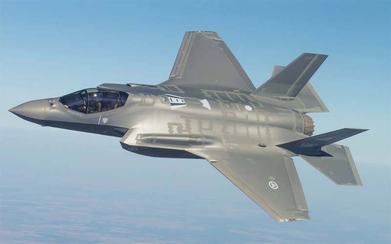 ایران کی جانب سے فائرنگ کا نشانہ بننے والے F-35 لڑاکا طیارے کی امریکی فضائی اڈے پر ہنگامی لینڈنگ