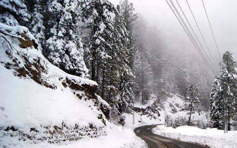 مری میں ژالہ باری اور بارش سے سڑکیں پھسلن کا شکار، سیاح غیرضروری سفر سے مکمل اجتناب کریں؛ ڈی پی او مری