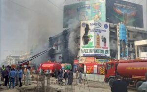 آتشزدگی سے متاثرہ گل پلازا کی ایک دکان میں آگ لگ گئی، عمارت کے اندر سے نشے کا عادی شخص زیر حراست