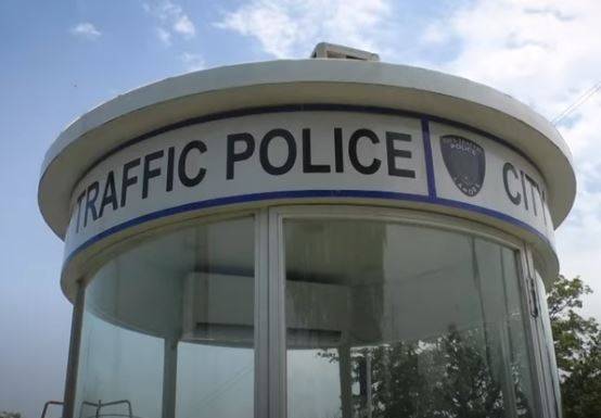 لاہور میں ٹریفک پولیس کی مہم 'ٹریفک مینجمنٹ کے بجائے ریونیو اکٹھا کرنے کا ذریعہ' بن گئی