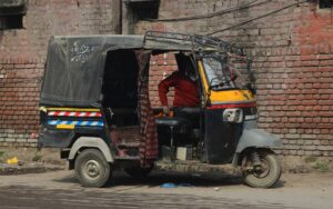 بھارتی رکشہ ڈرائیور کی ماہانہ آمدنی جان کر سوشل میڈیا صارفین حیران