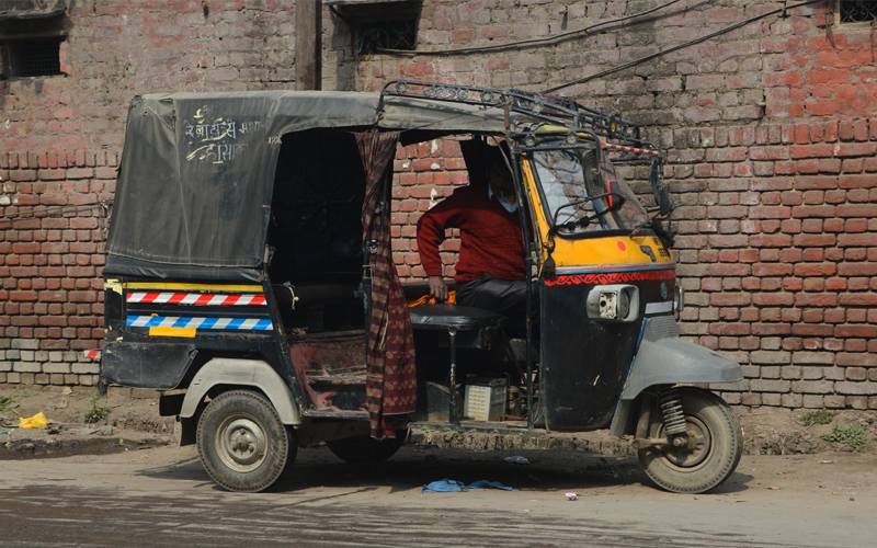 بھارتی رکشہ ڈرائیور کی ماہانہ آمدنی جان کر سوشل میڈیا صارفین حیران