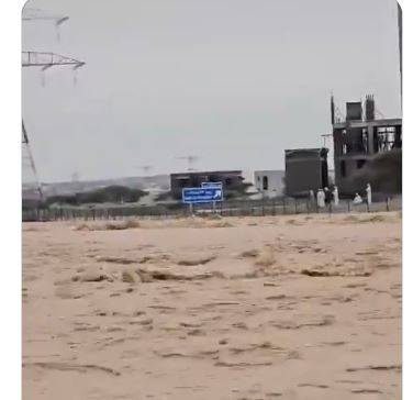 متحدہ عرب امارات کی مختلف ریاستوں میں بارش اور ژالہ باری کے بعد سیلابی صورتحال، سڑکیں تالاب بن گئیں