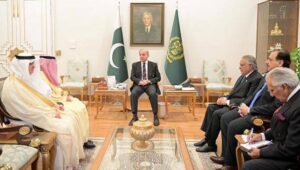 سعودی وزیر خارجہ کی وزیراعظم سے ملاقات، خطے میں امن کیلیے کوششیں جاری رکھنے پر اتفاق