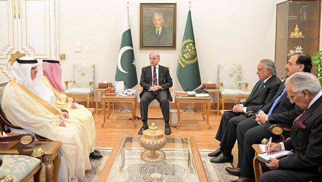 سعودی وزیر خارجہ کی وزیراعظم سے ملاقات، خطے میں امن کیلیے کوششیں جاری رکھنے پر اتفاق