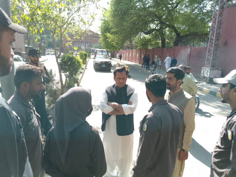 لاہور کے میو ہسپتال میں پارکنگ مافیا کے خلاف ضلعی انتظامیہ کی کارروائی