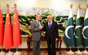 اسحاق ڈار کی چینی ہم منصب سے ملاقات، دونوں ممالک کا فوری جنگ بندی کا مطالبہ