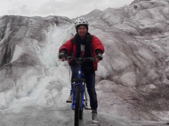 پاکستان ایتھلیٹ ثمر خان نے آرکٹک کے برف پوش علاقے میں 300 کلومیٹر طویل ڈاگ سلیج مہم کامیابی سے مکمل کرلی