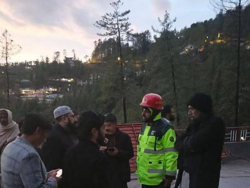 مری میں بارش کا سلسلہ جاری، سڑکیں پھسلن کا شکار، سیاحوں کے لیے خصوصی ایڈوائزری جاری