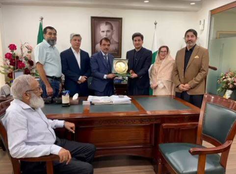 صدر لاہور چیمبر آف کامرس اینڈ انڈسٹری کی طرف سے ڈاکٹر شعیب سرور ہاشمی کو تعریفی شیلڈ پیش کی گئی