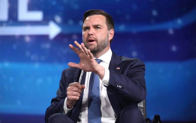 جے ڈی وینس اپنا پی ٹی اے اپروو آئی فون لے کر آنا، امریکی نائب صدر کے پاکستان آنے پر میمز کی بھرمار