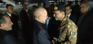 تاریخی لمحات۔۔۔ ایرانی وفد کا پرتپاک استقبال، فیلڈ مارشل عاصم منیر اور وزیرخارجہ اسحاق ڈار سمیت دیگر حکام نے خیرمقدم کیا (ویڈیو دیکھیں)