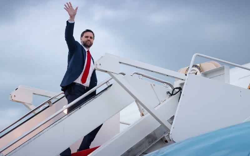 جے ڈی وینس کا طیارہ تاخیر سے کیوں پہنچا، نارمل روٹ سے سفر کیوں نہیں کیا، پاکستان سے پہلے کہاں قیام کیا۔۔۔؟ اہم تفصیلات جانیے